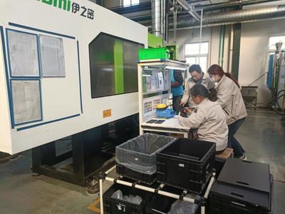 煙臺力高模塑科技注塑機(jī)生產(chǎn)線上,工人正在工作。新華社記者張武岳 攝