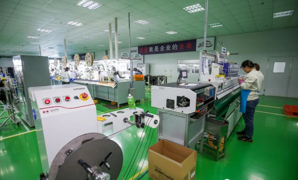 江蘇鑫蘊模塑科技主要從事汽車車燈等零部件的研發生.